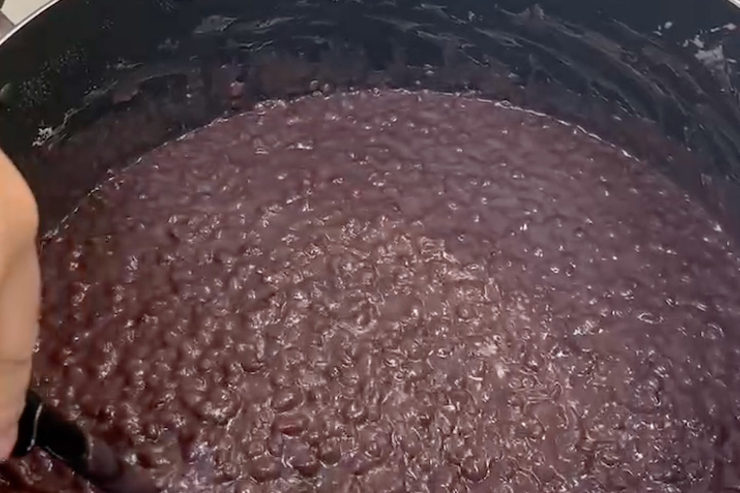 鍋で煮詰められているあんこ