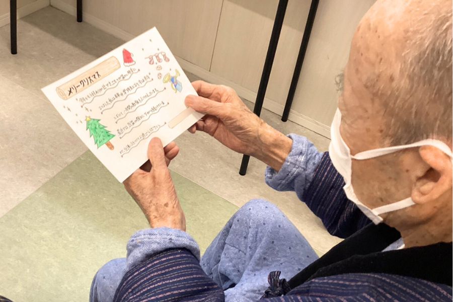 クリスマスカードを読んでいる利用者さま