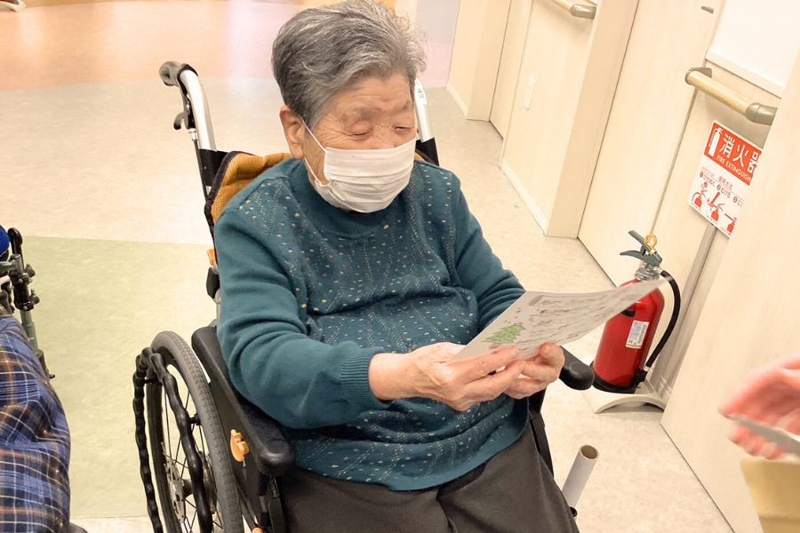 クリスマスカードを手にしている利用者さま
