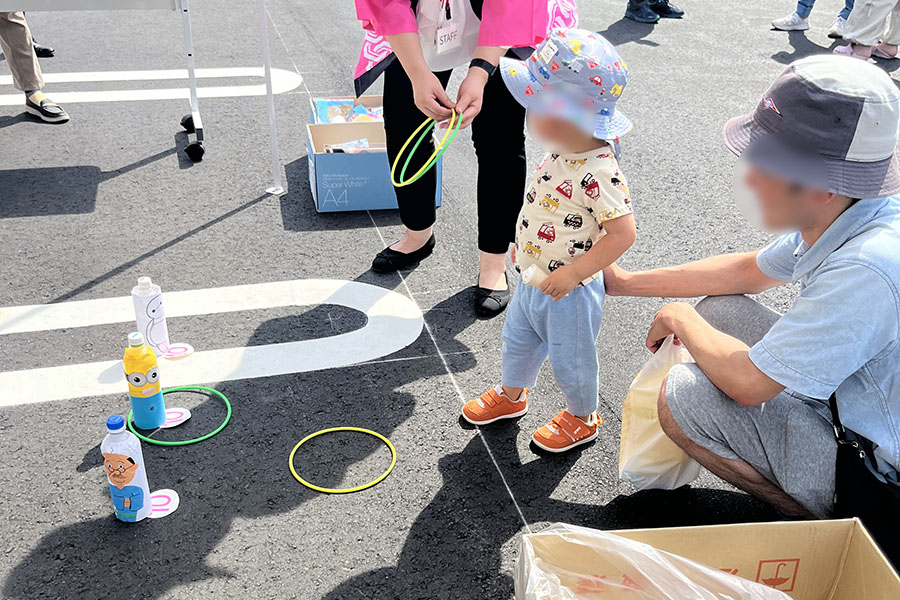 輪投げで遊ぶ来場者のお子さま