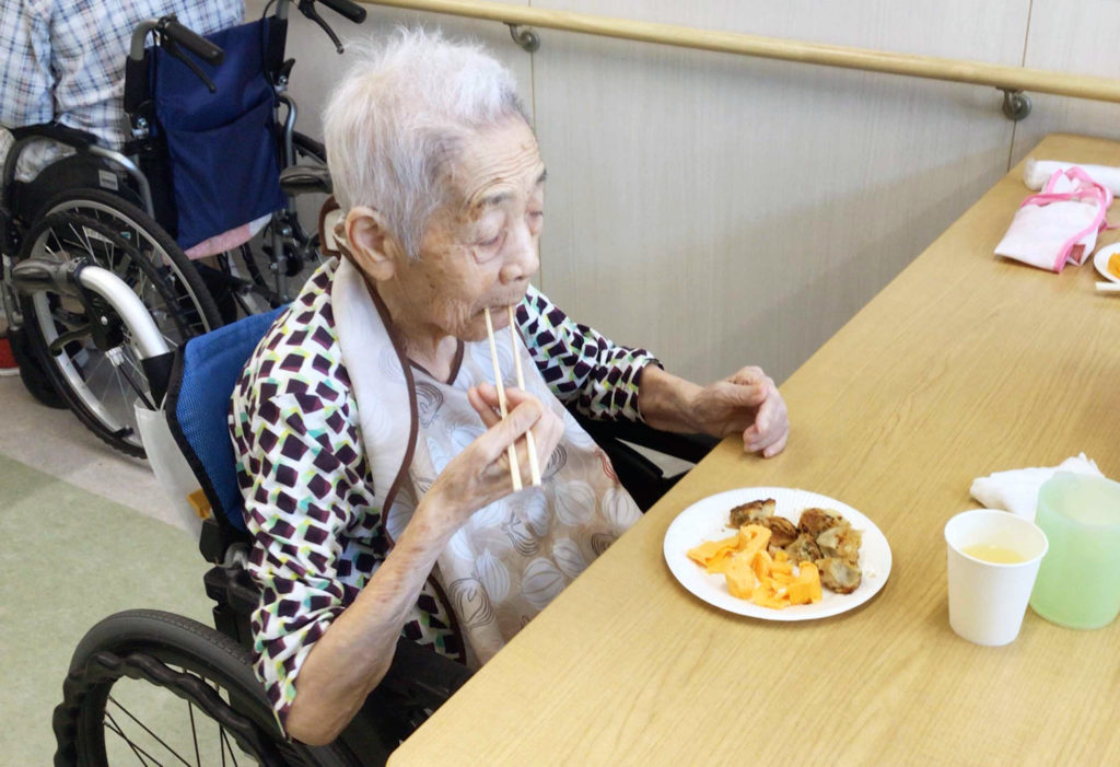 卵焼きと餃子を食べる利用者さま