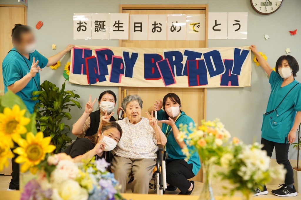 ナーシングシアラス勝川　利用者さまのお誕生日会の集合写真