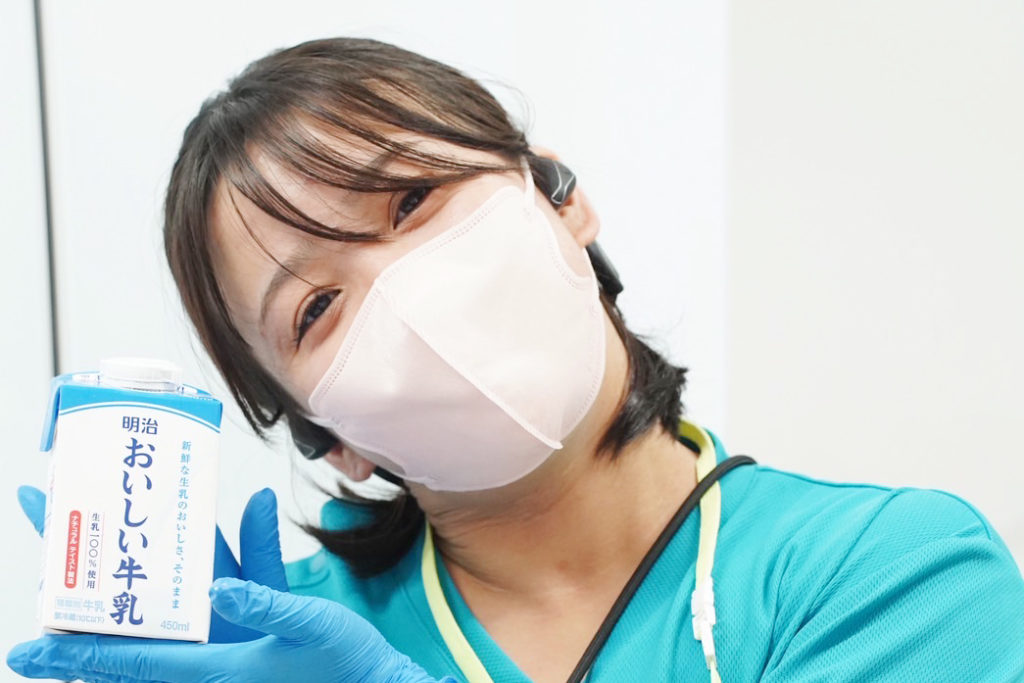 大切そうに牛乳を持つスタッフ