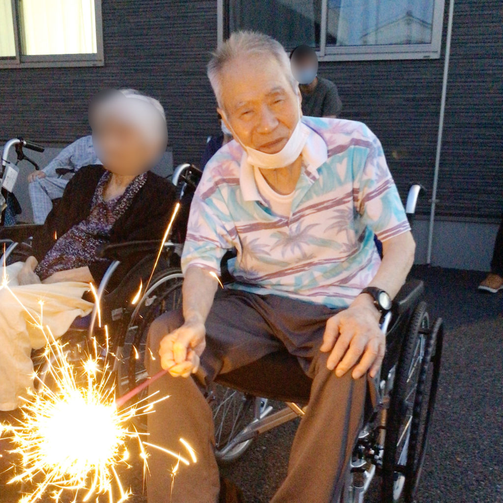 手筒花火を楽しむ利用者さま