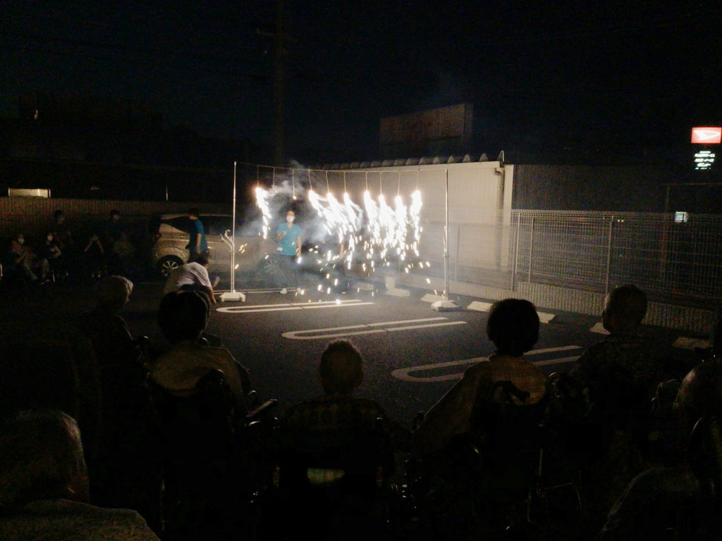利用者さまたちの前で輝くナイアガラ花火