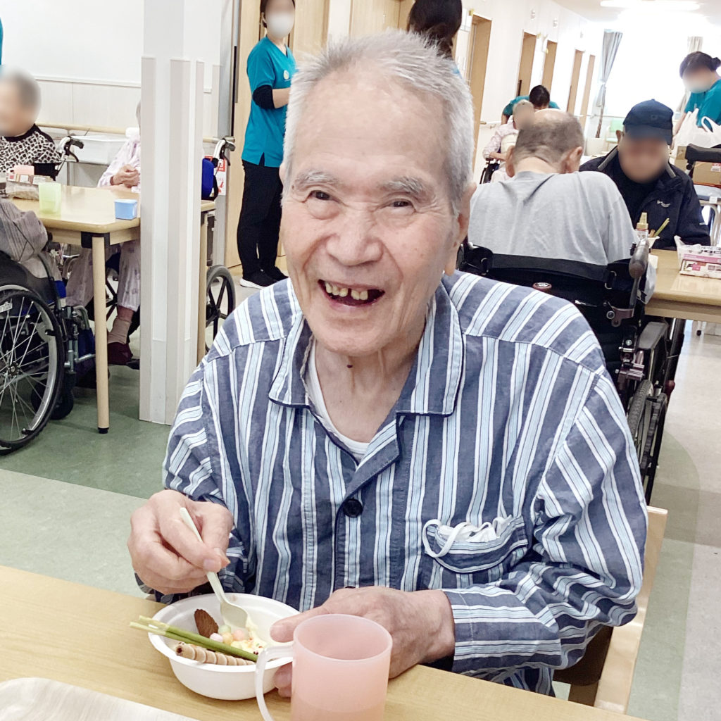 アレンジされた伝統菓子を食べて笑顔の利用者さま