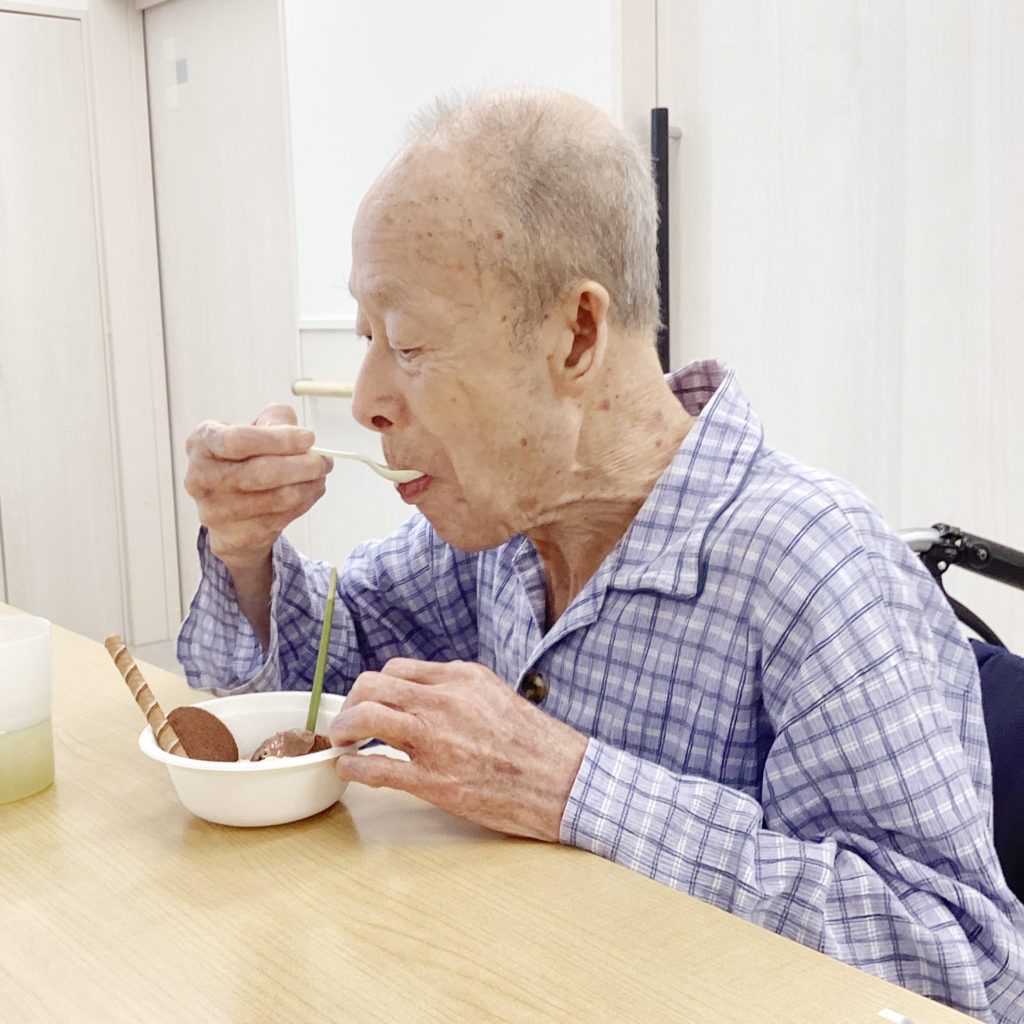 アレンジされた伝統菓子を食べる利用者さま