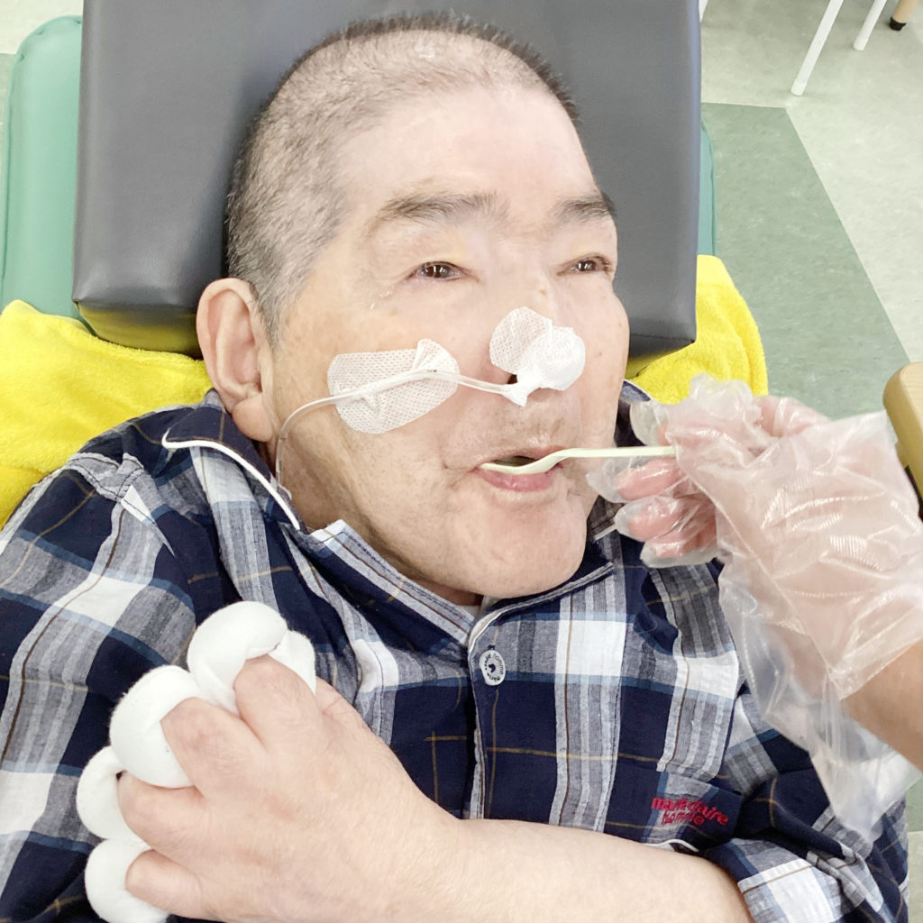 アレンジされた伝統菓子を食べる利用者さま