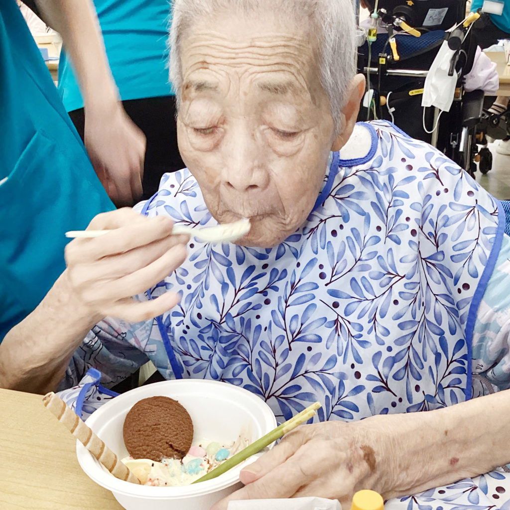 アレンジされた伝統菓子を食べる利用者さま