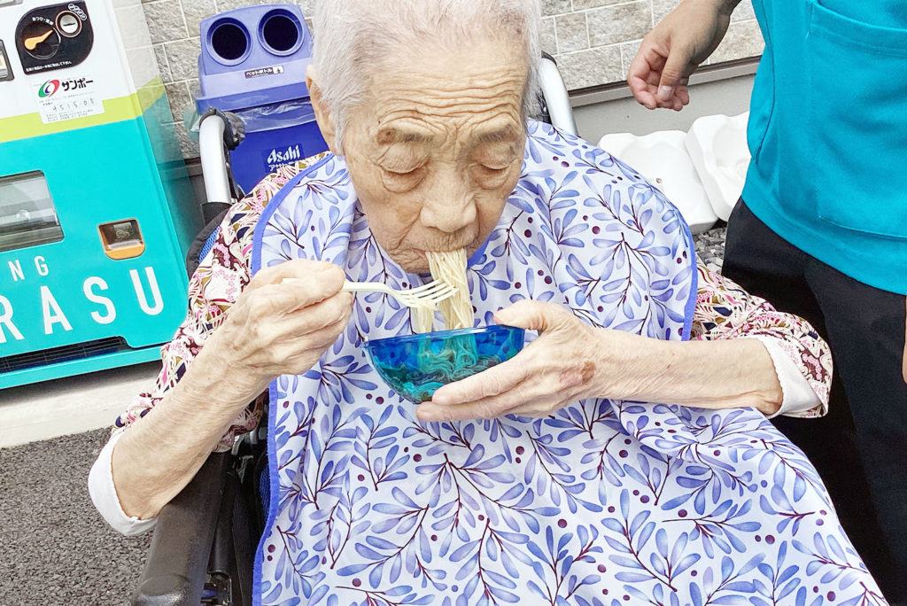 そうめんを召し上がる利用者さま