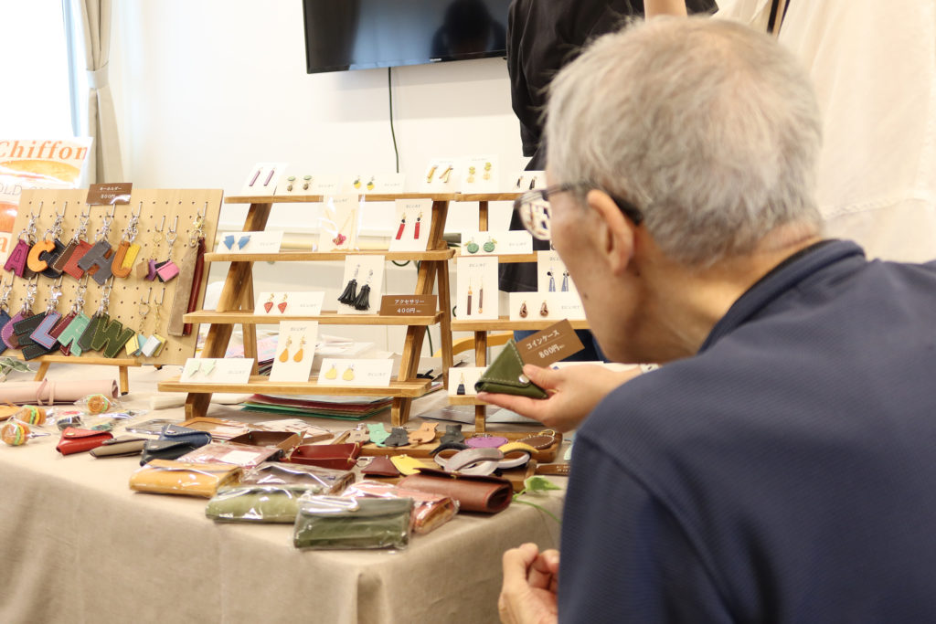 商品を選ぶ利用者