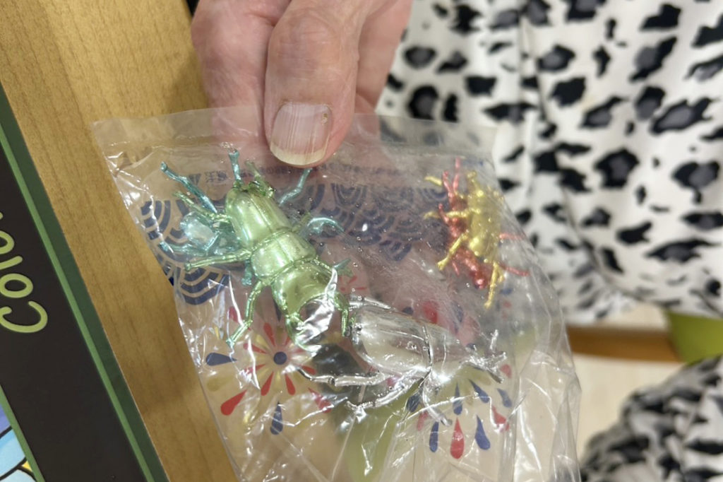 色とりどりの光沢のクワガタムシやカブトムシのおもちゃ