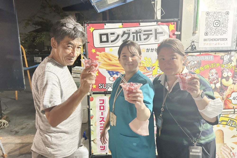 キッチンカーの前で、かき氷を手に持っているスタッフたち