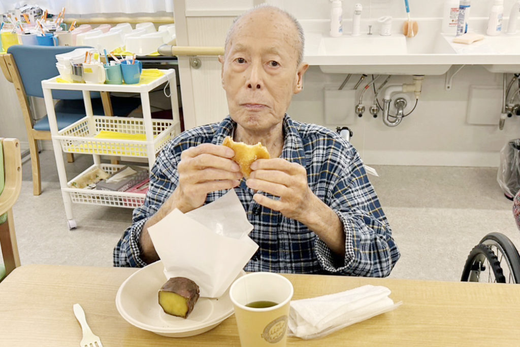 マラサダを食べる入居者さま