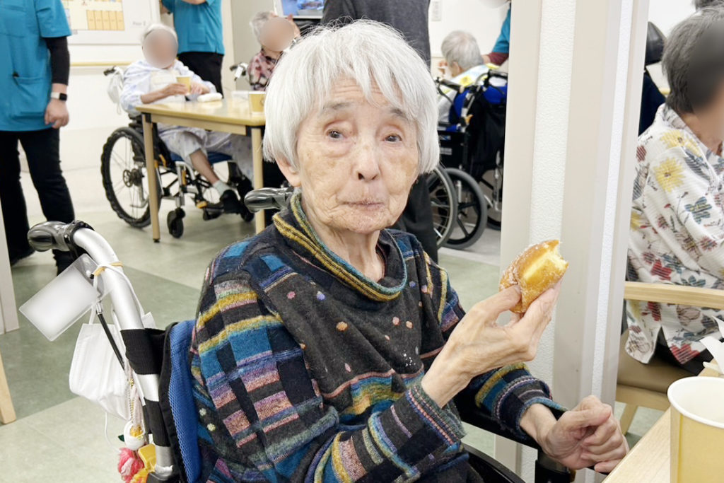 マラサダを食べる入居者さま