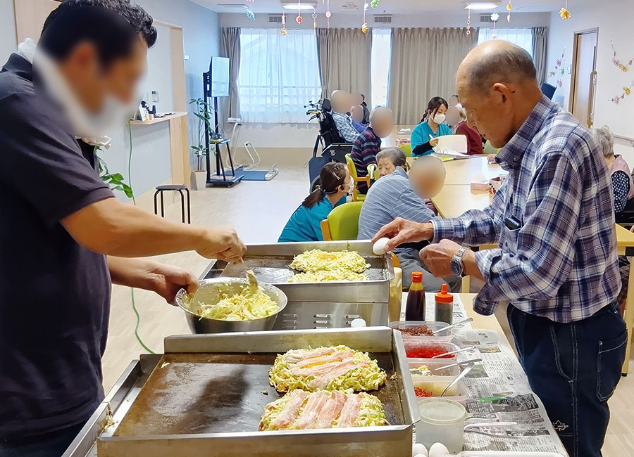 お好み焼きを焼いているところ