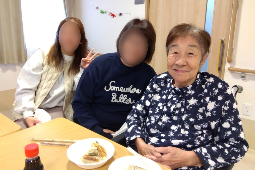 ご家族と一緒に餃子を食べた入居者さま