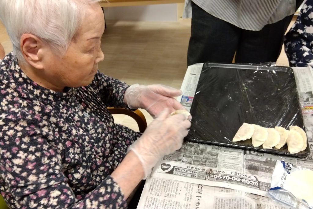 餃子を包む入居者さま