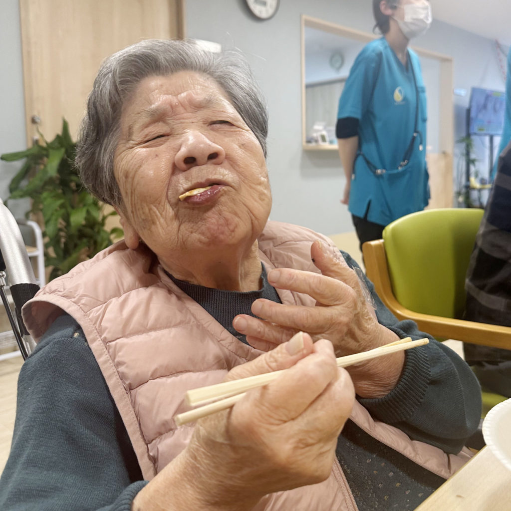 餃子を食べて美味しそうにされている入居者さま