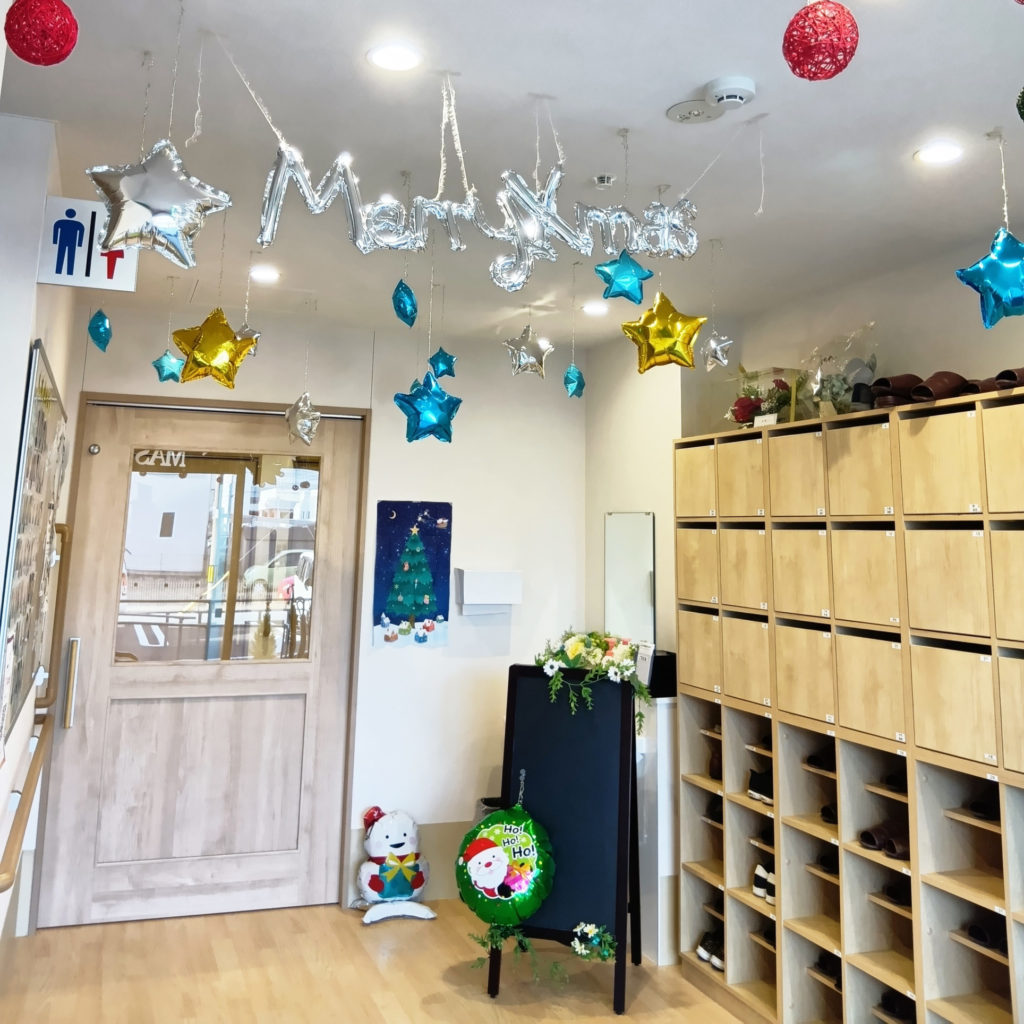 クリスマス飾りがされたナーシングシアラス勝川の玄関