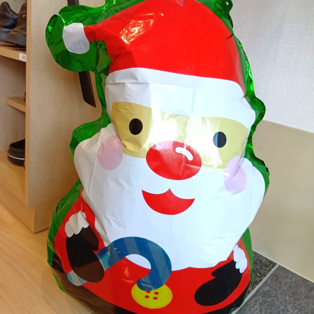 玄関のサンタのバルーン