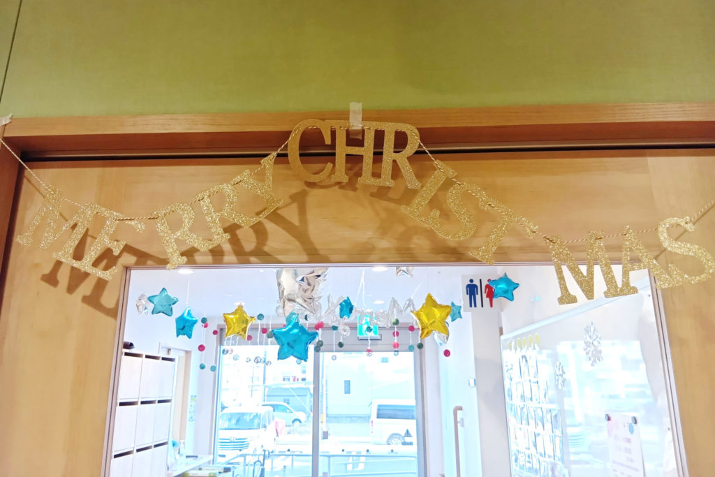 玄関戸の上の「MERRYCHRISTMAS」飾り