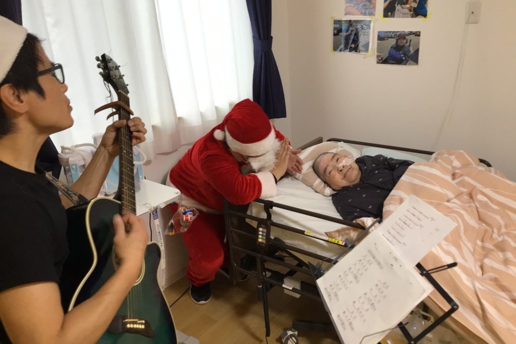 ギター演奏を笑顔で聴いている入居者さま