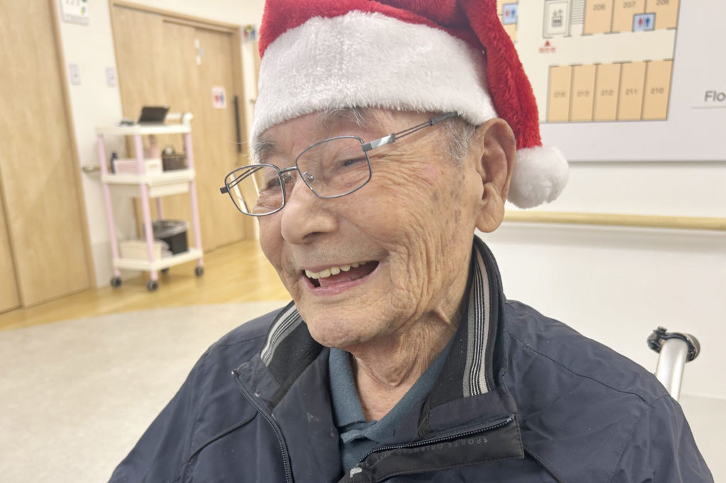クリスマス会を満喫して笑顔の入居者さま