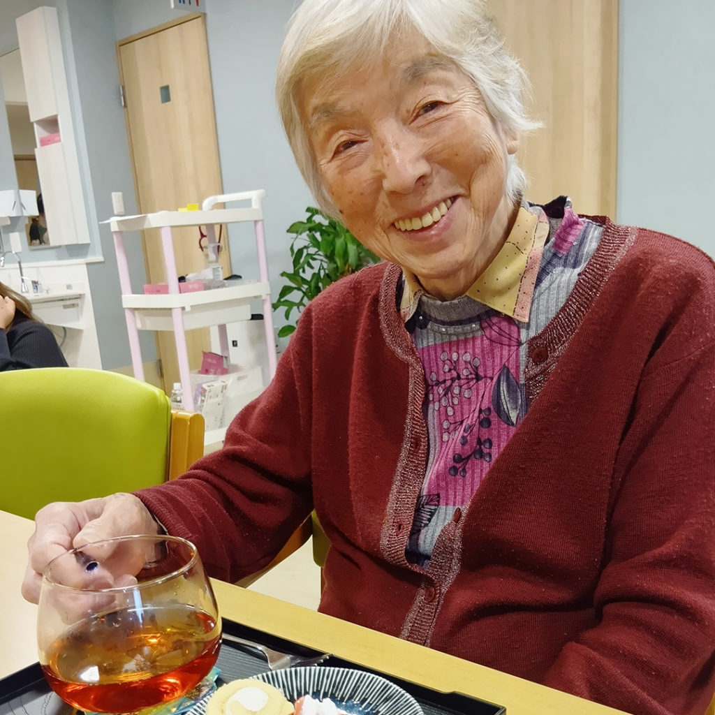 ハーブティーを持って笑顔のBさま