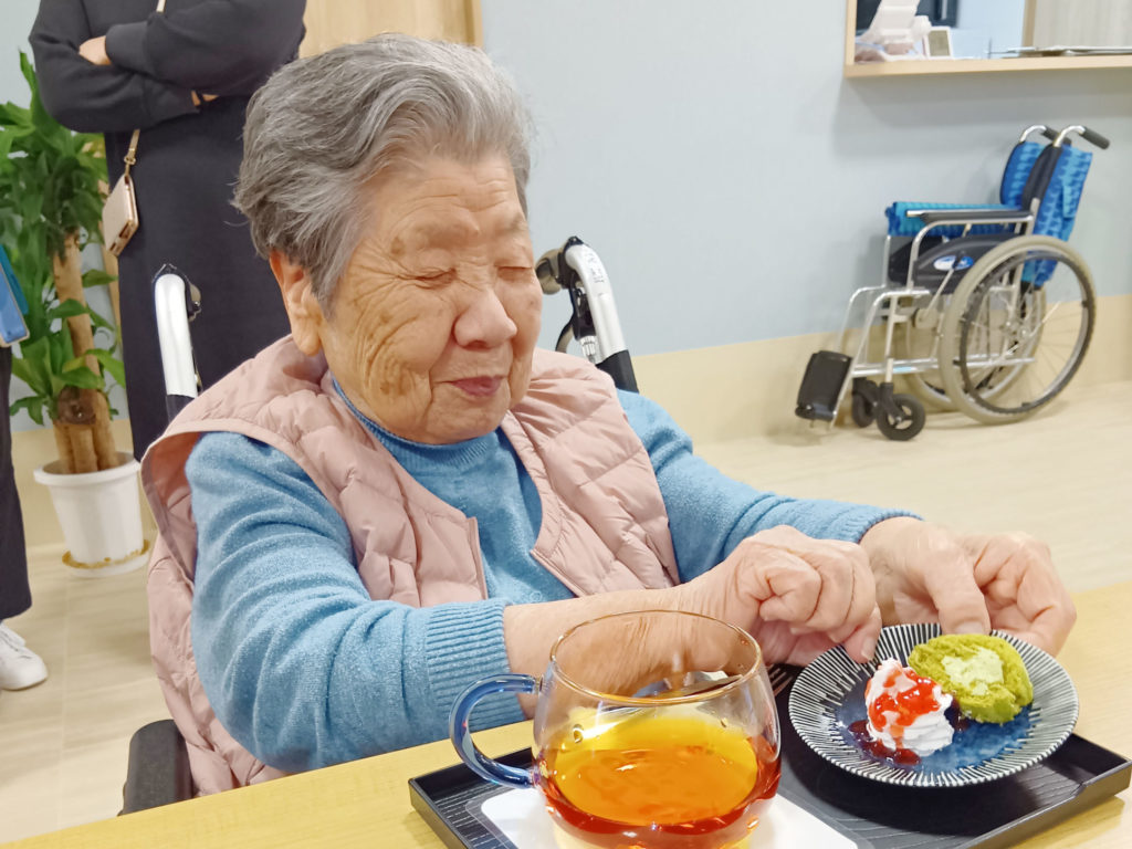 笑顔でおやつを食べるNさま