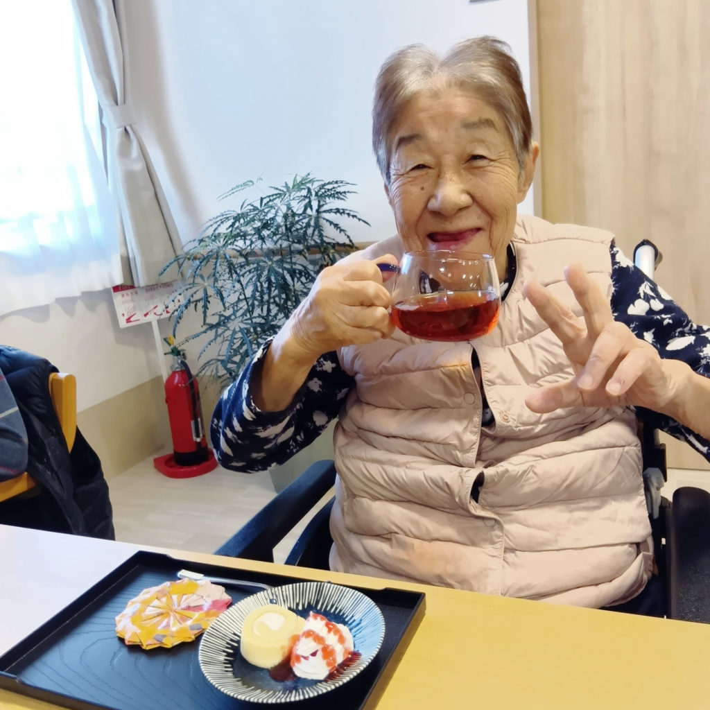 ハーブティーを片手に笑顔のAさま