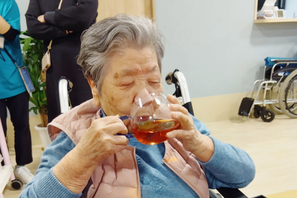 ハーブティーを飲むNさま