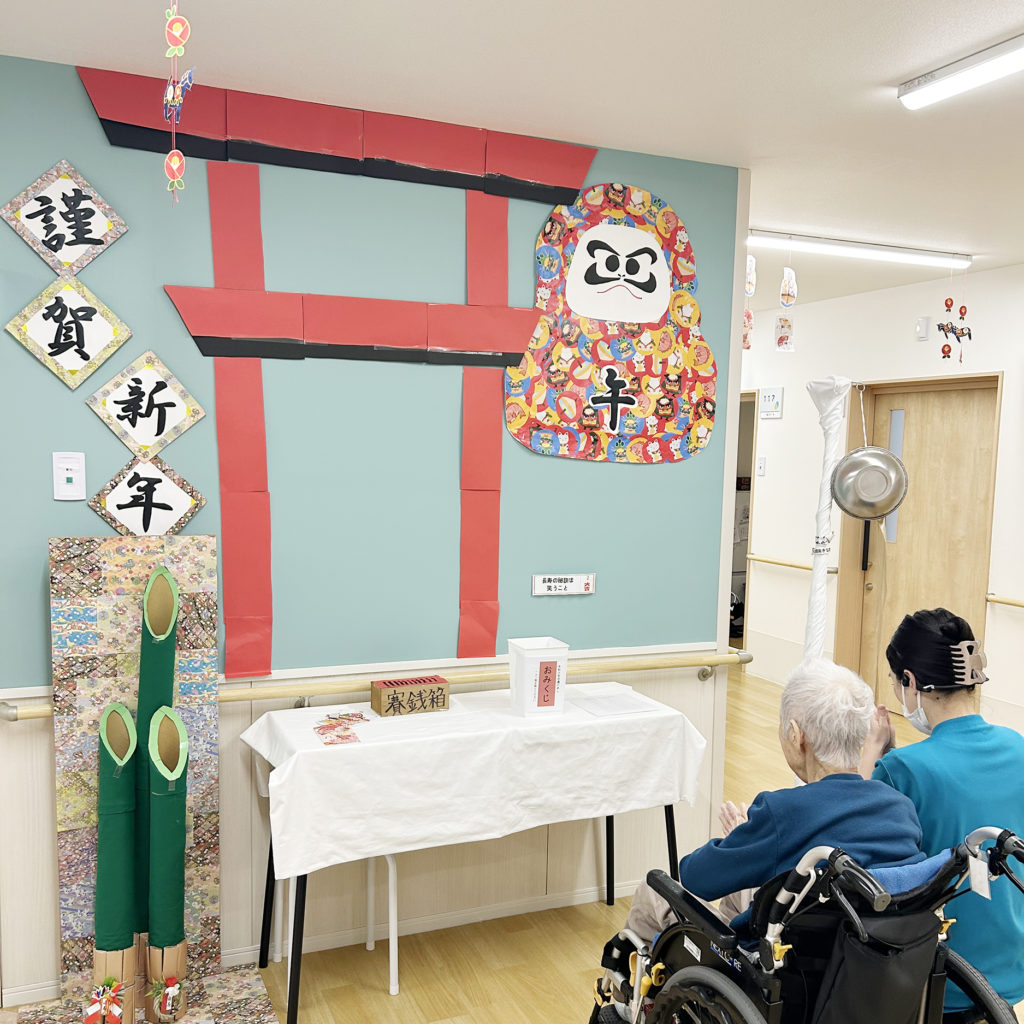 シアラス神社にお参りする入居者さまとスタッフ