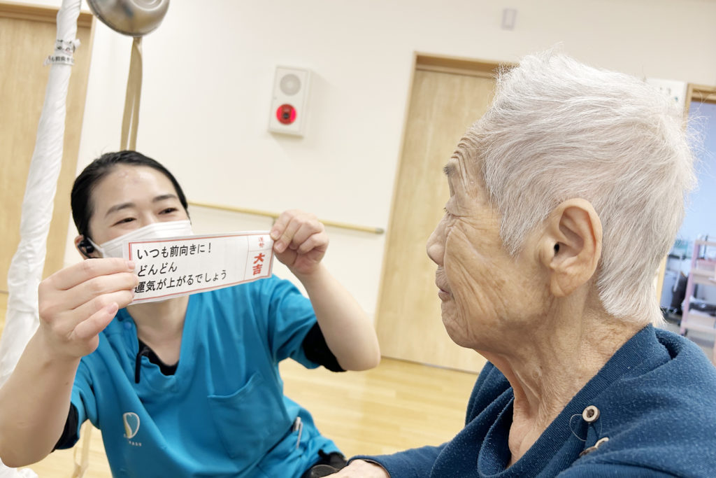 おみくじを読んで笑顔の入居者さま