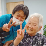 笑顔でピースするYさま＆スタッフ