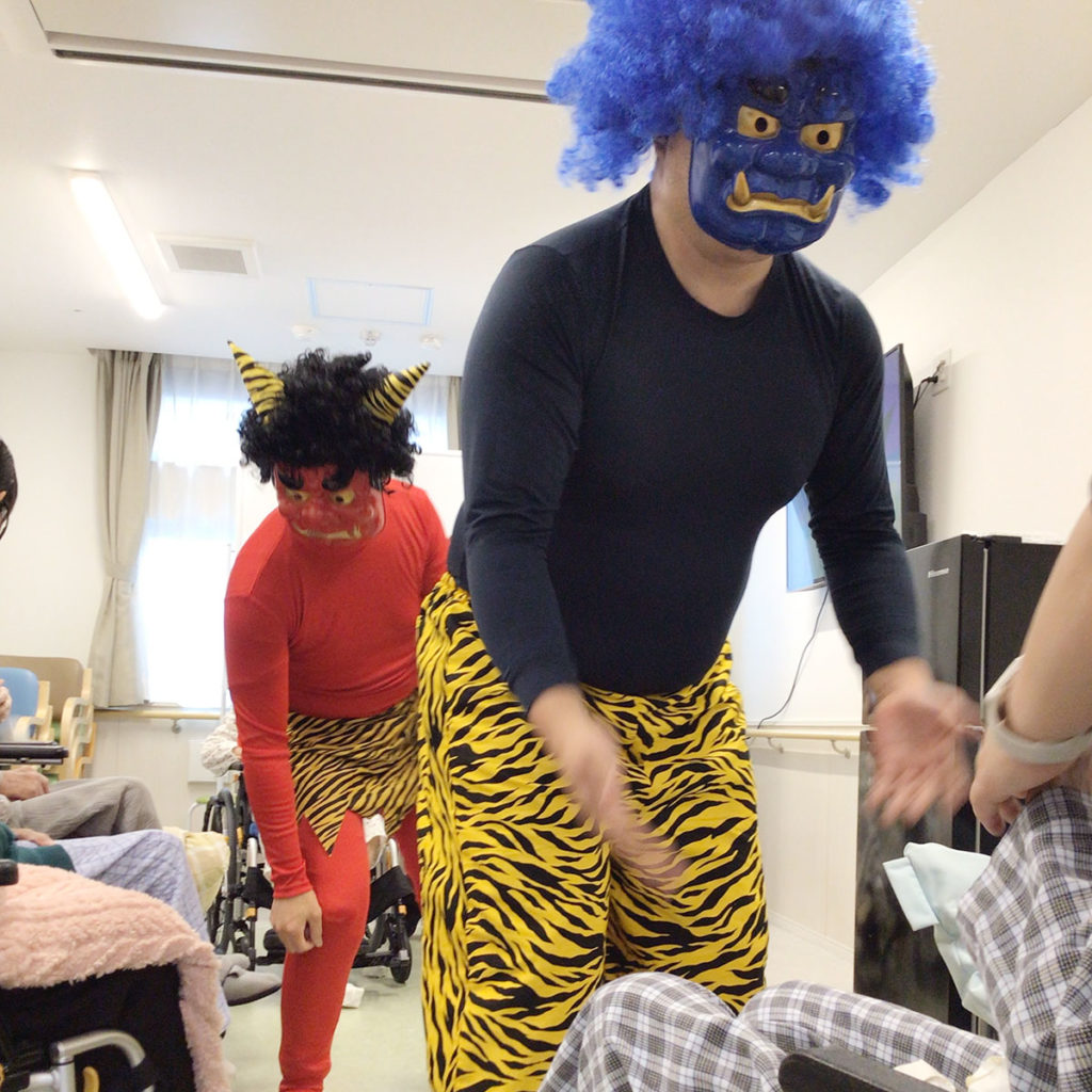 入居者さまたちに鬼っぽいことをしてるスタッフ