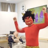 入居者の皆さんの前で赤鬼で振る舞うスタッフ