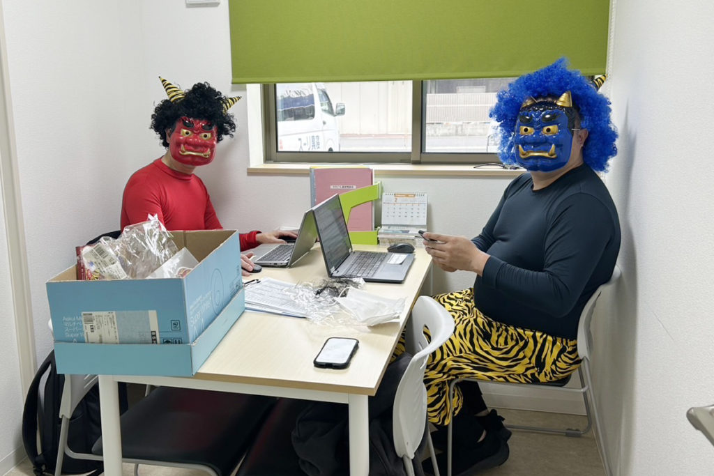 事務仕事をしている赤鬼と青鬼