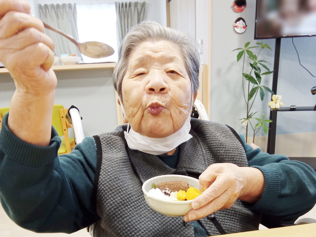 特製おやつを食べて喜んでいる入居者さま