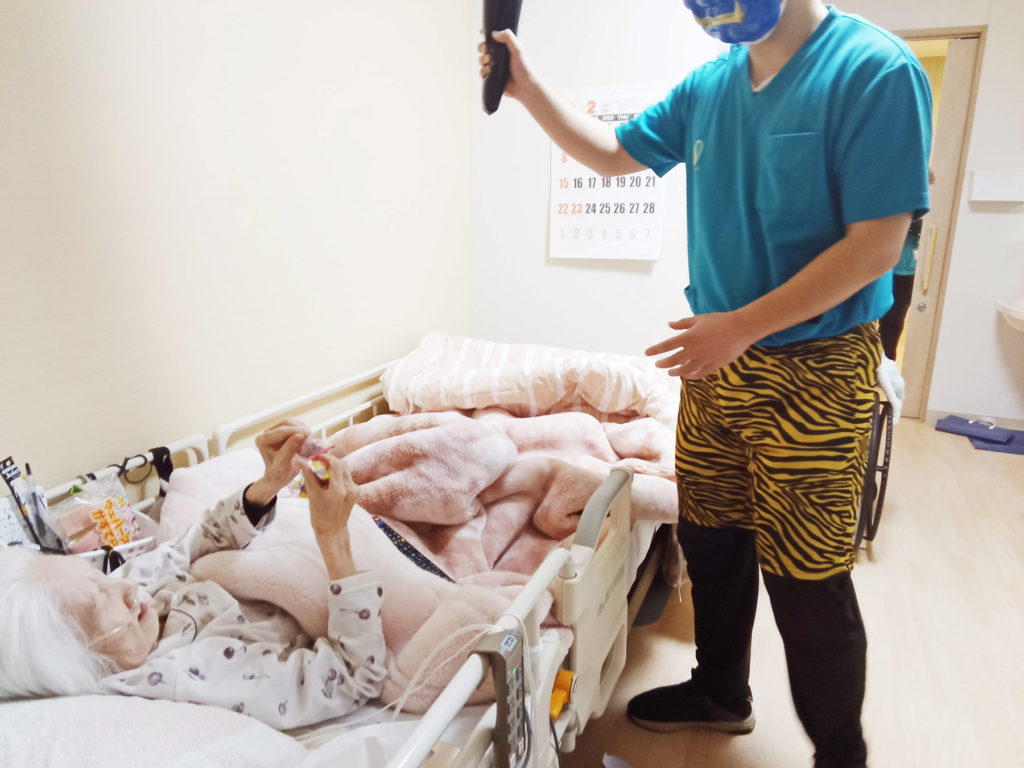 居室に訪問した青鬼に扮したスタッフ