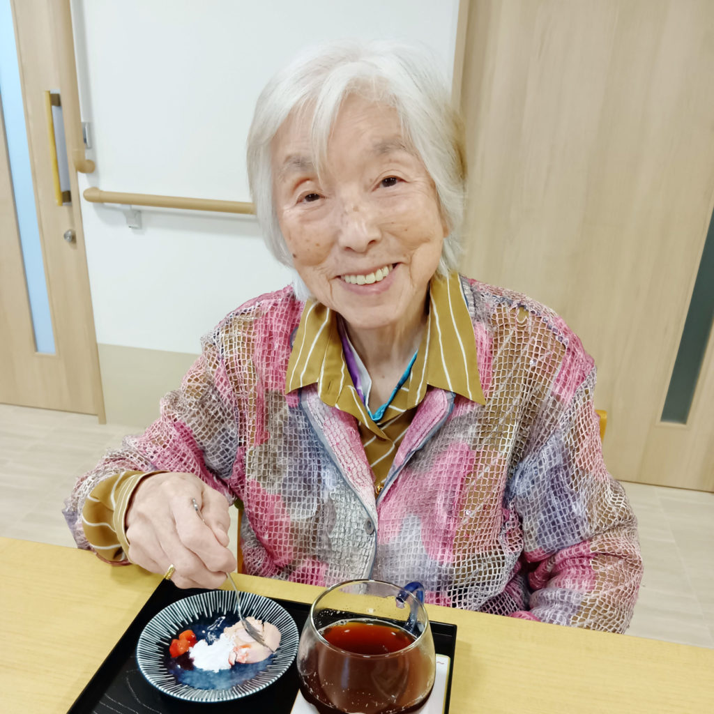 みのりあカフェを楽しんで笑顔になっている入居者さま