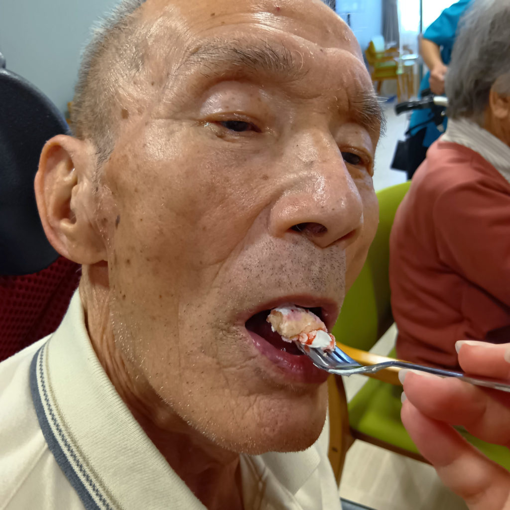 スイーツを口に入れる入居者さま