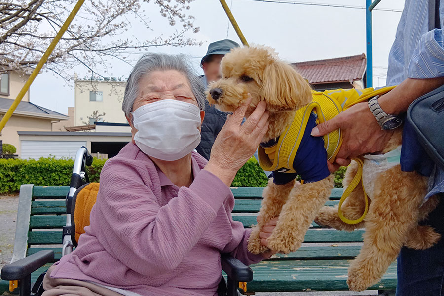 わんこと戯れる入居者